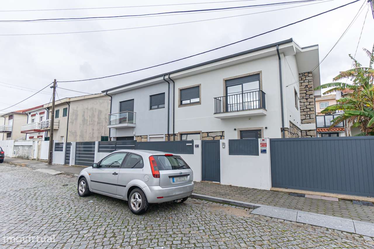 Moradia T4+1 renovada com anexo e jardim em Canidelo-21