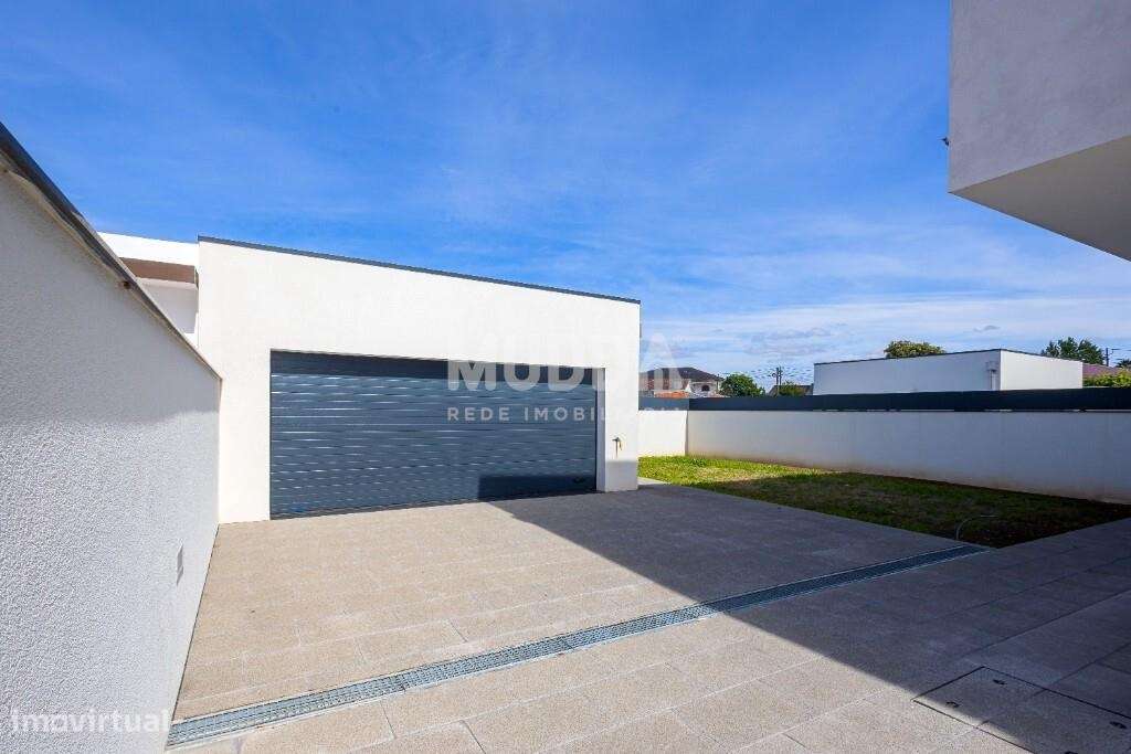 Moradia T4 com Design Contemporâneo e Acabamentos Premium-23