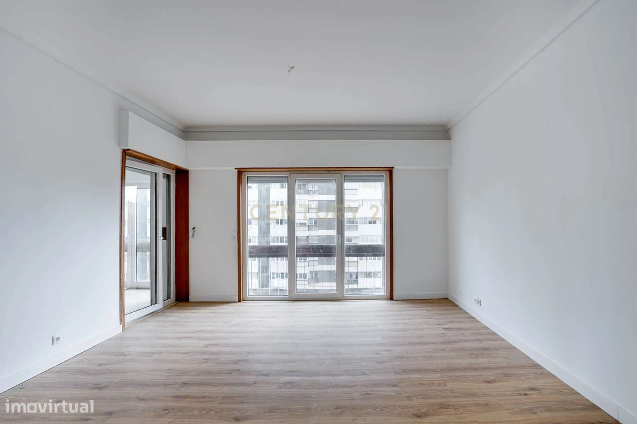 T2 transformado em T3, totalmente remodelado, localizado numa das zona-21