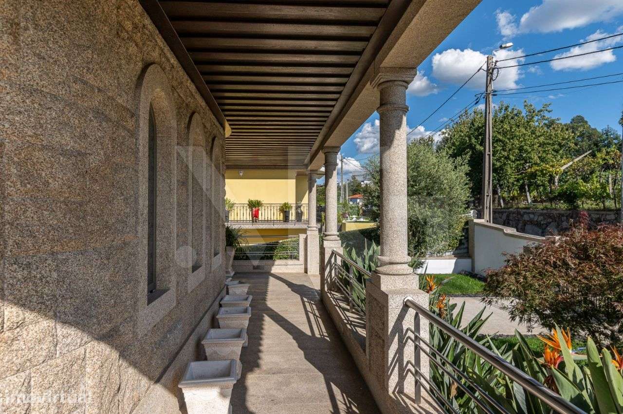 Moradia T3, com Varanda, jardins e Piscina em Felgueiras-32