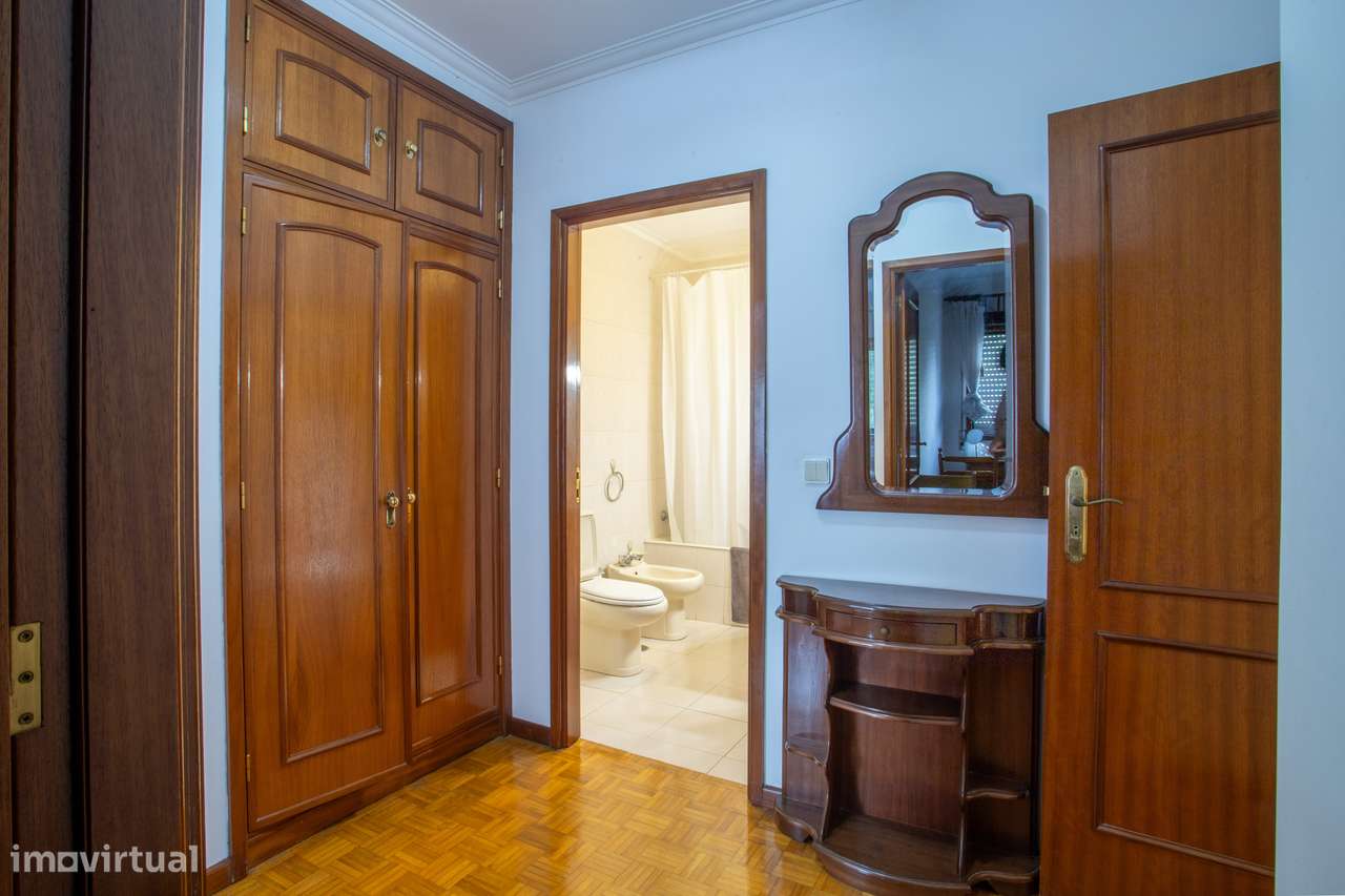 T2 +1 com 102 m² | Varanda | Perto do Metro e Baixa Ribeirinha-13