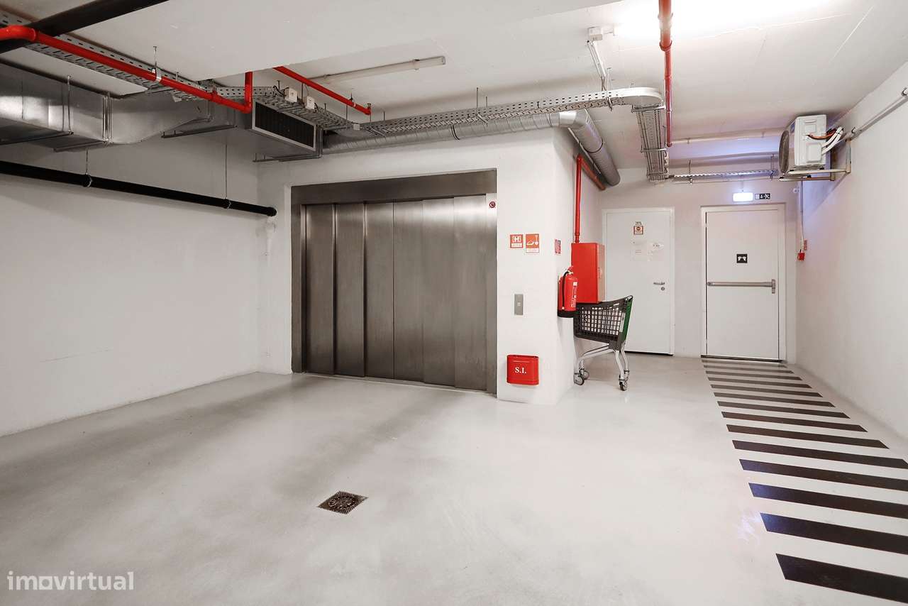 Apartamento T2 - Junto à Av. Liberdade - Totalmente Mobilado - Garagem-35