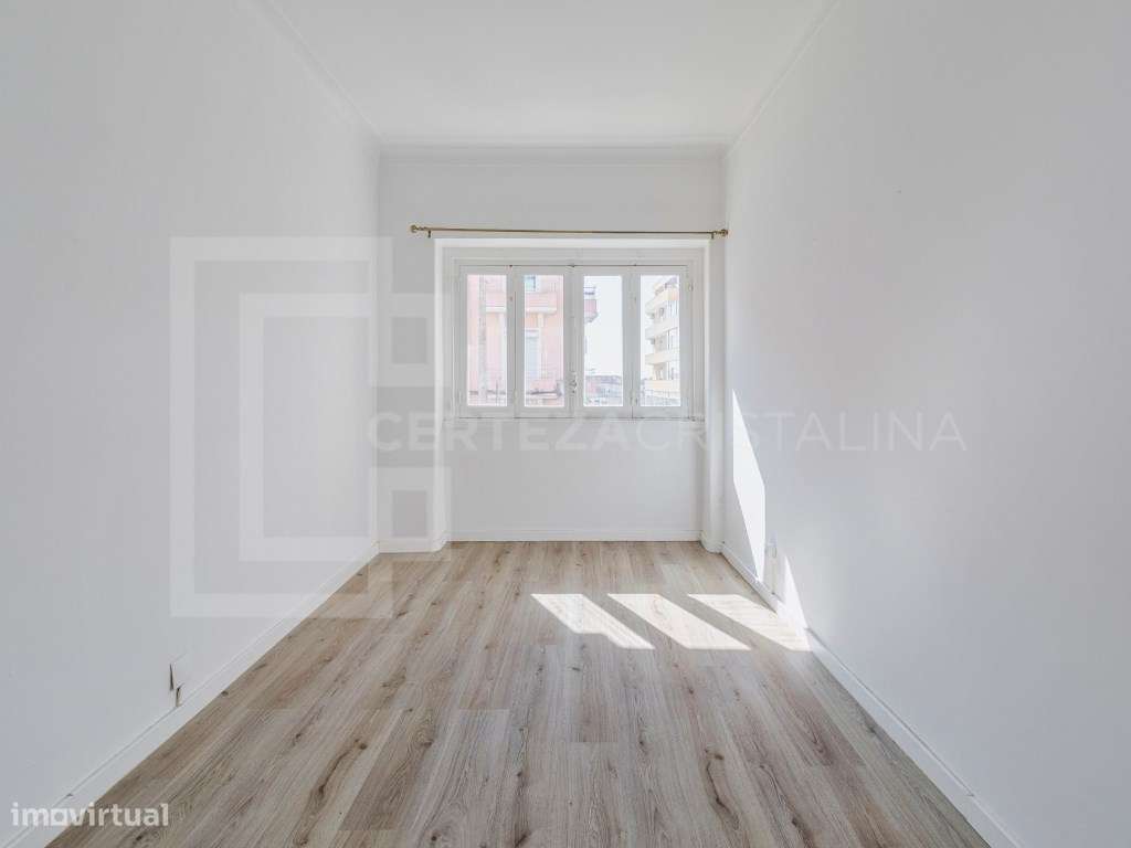 Apartamento T2 com logradouro no coração de Almada-10