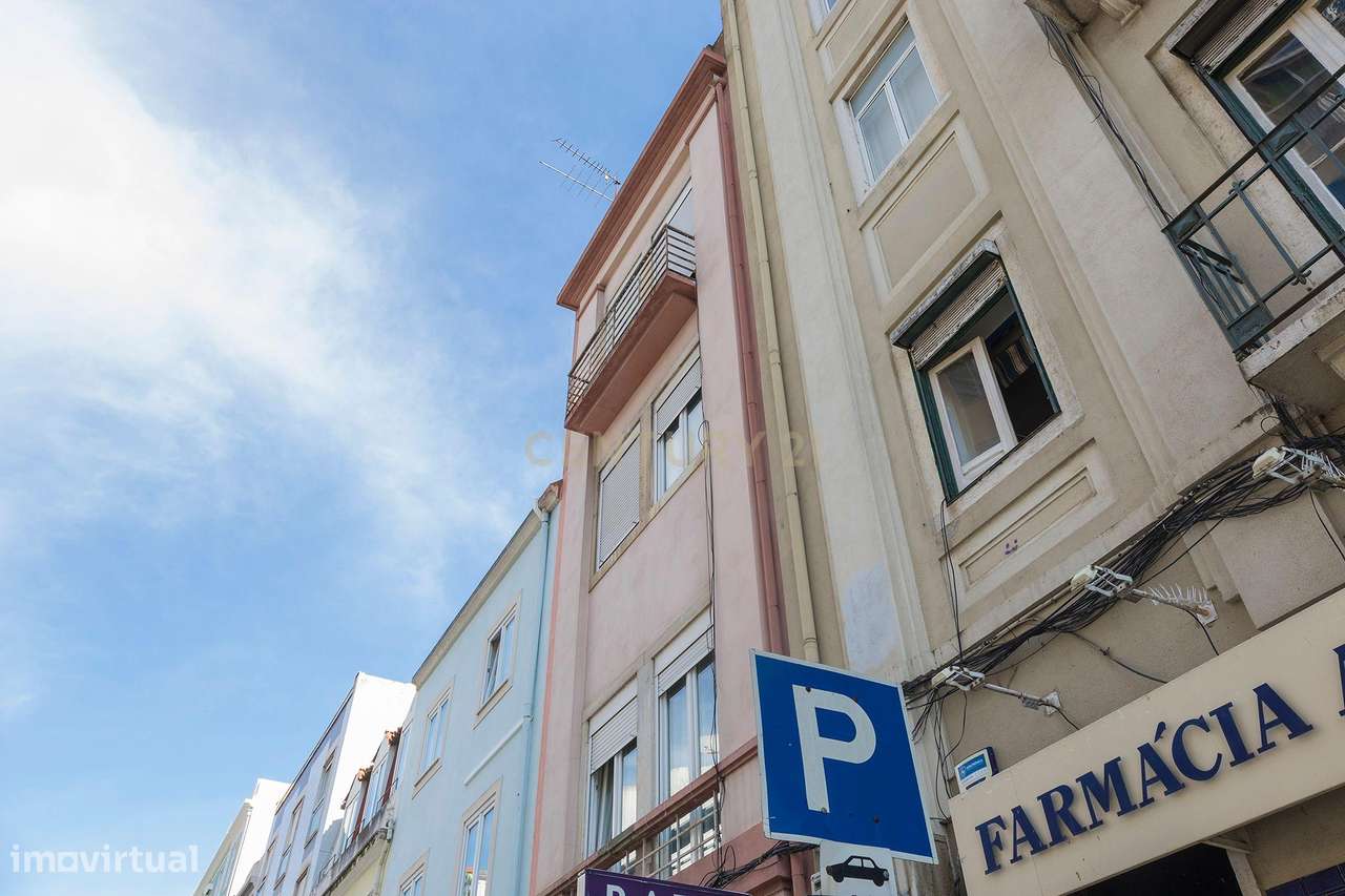 Prédio em propriedade Total | 3 Apartamentos T2+1 e Loja | Lisboa | A-33
