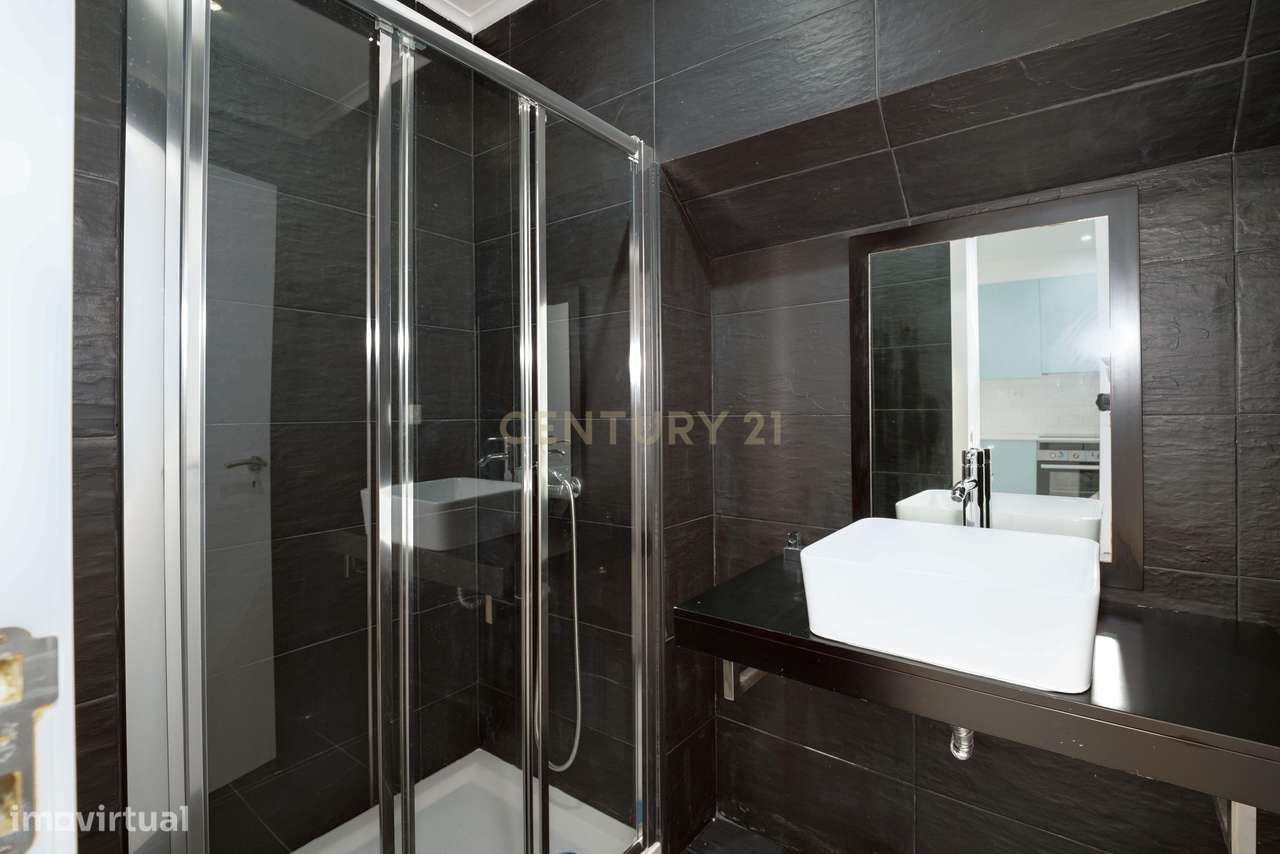 Prédio c/ 2 apartamentos (T1 e T2) com Pátio e Terraço - Centro Histór-12