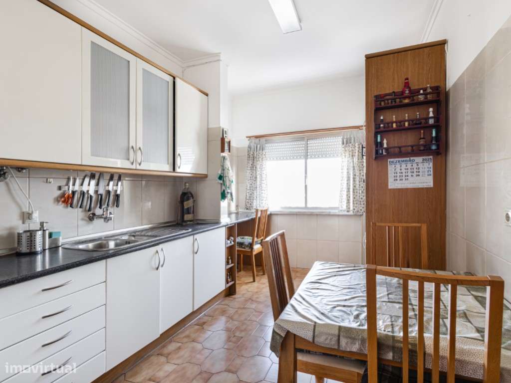 Apartamento T3 parcialmente mobilado e equipado, com garagem em box... - Grande imagem: 5/31