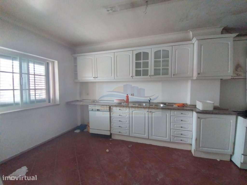 Lindo Apto T4 , totalmente remodelado num 1º andar, junto à Base Na...-17