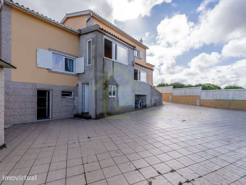 Moradia T4 a minutos dos acessos da A8 e perto das praias de região-40