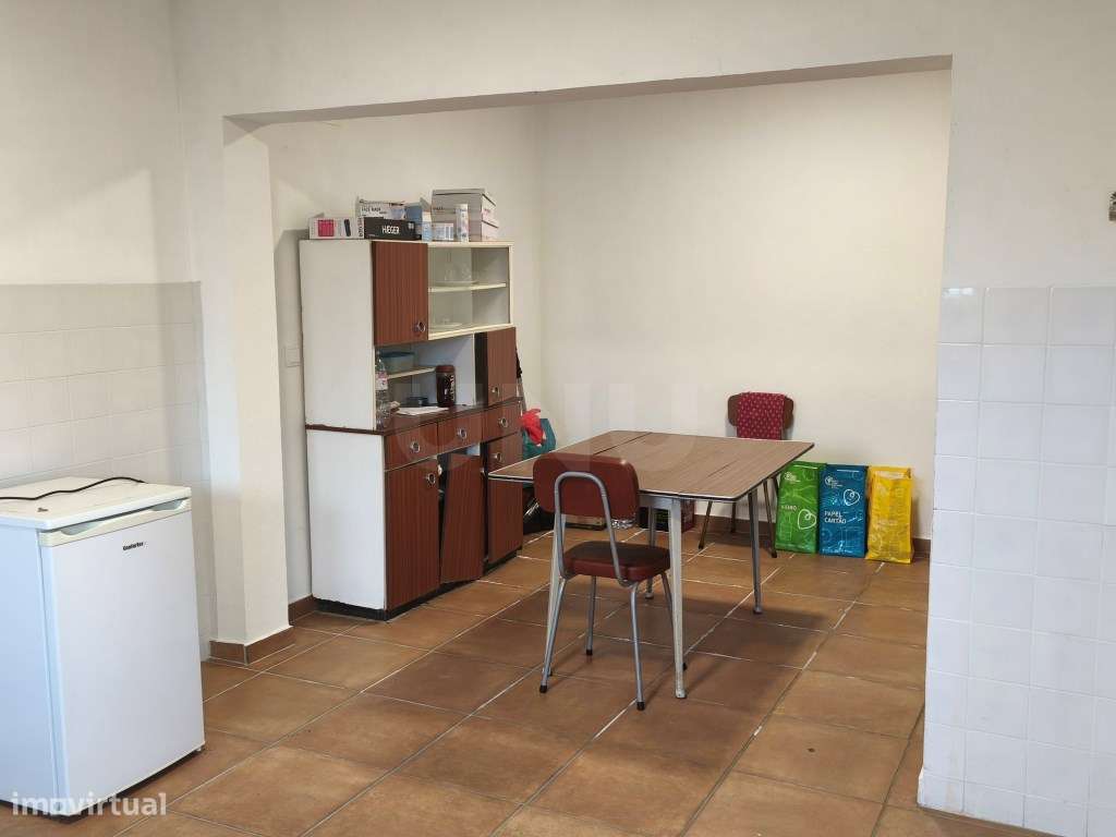 Oportunidade absolutamente imperdível - Moradia com parte renovada ...-11