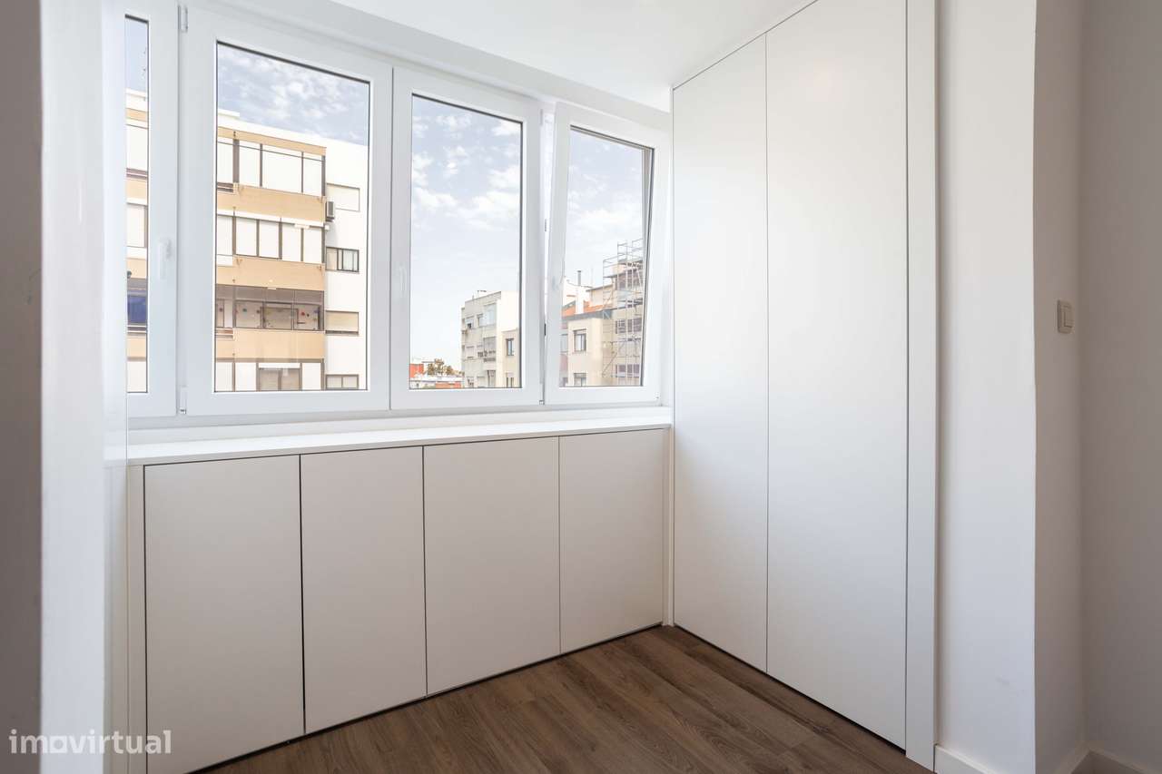 Apartamento T2 Remodelado com Vista Desafogada sobre o Tejo no Centro-18