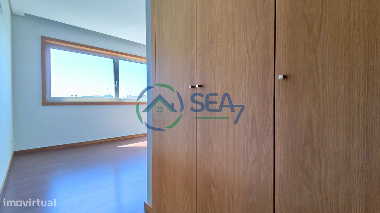 Moradia T6 com grande terreno, Meadela-26