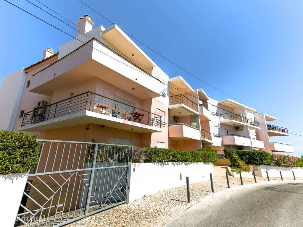 Apartamento T2 com piscina e garagem a 200m do areal-22