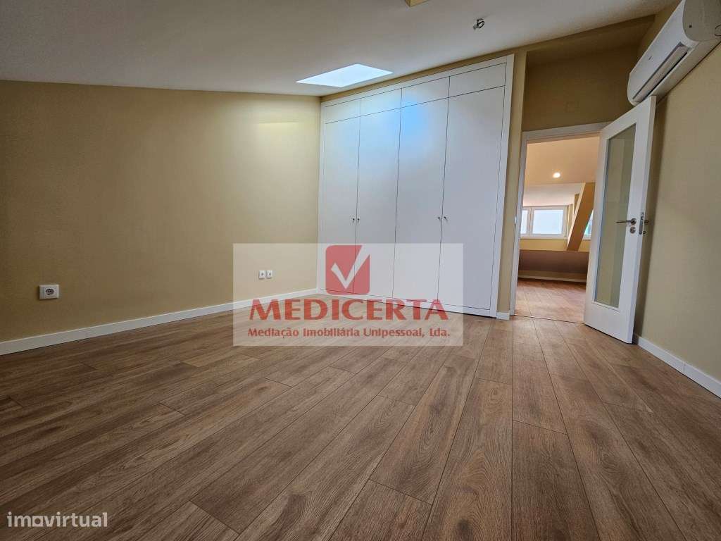 Massamá - Centro T3 Duplex(140m2) Totalmente remodelado-21