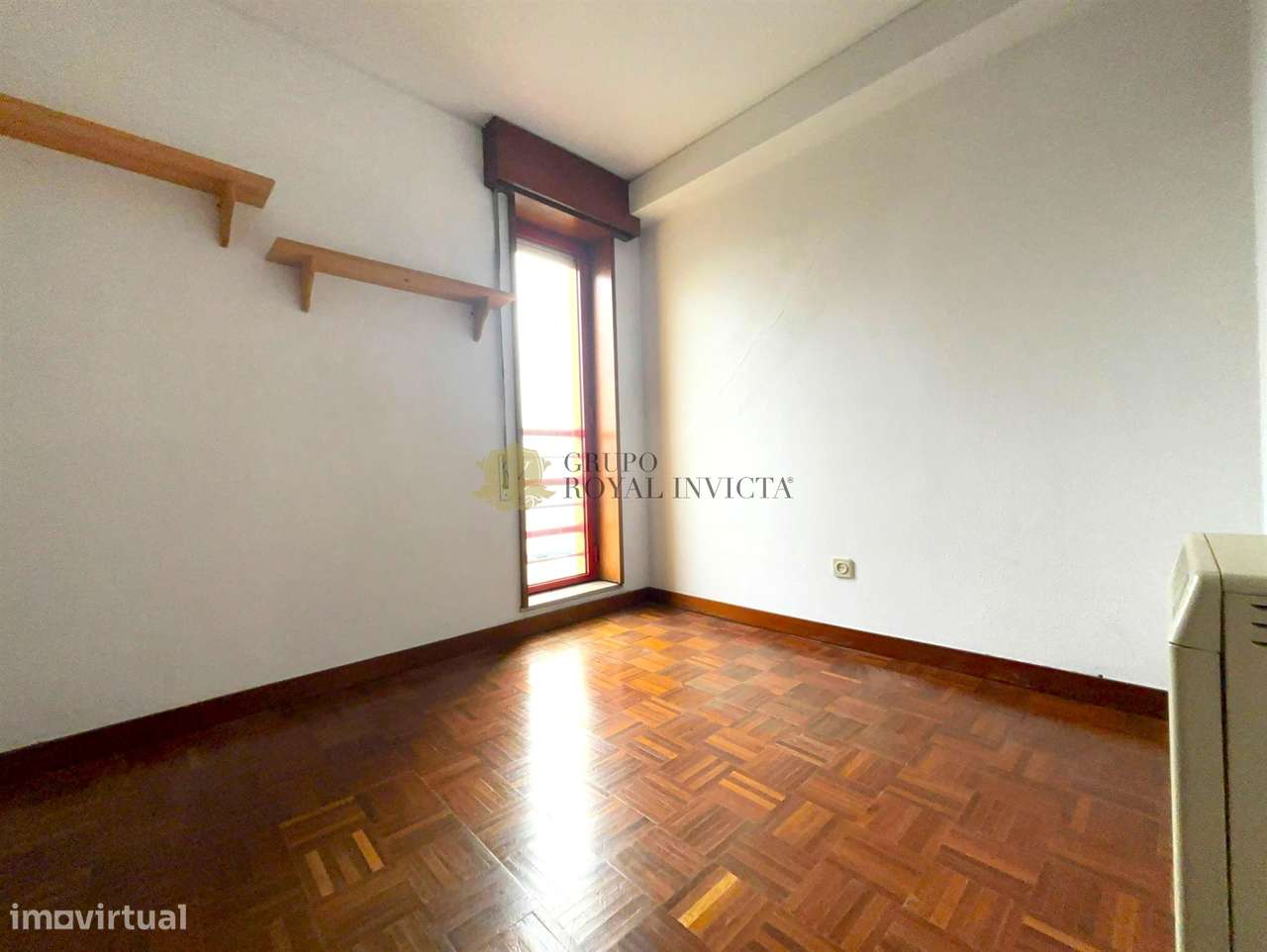 Apartamento T3  com Box Fechada e Varanda junto ao metro -  Senhora da-16