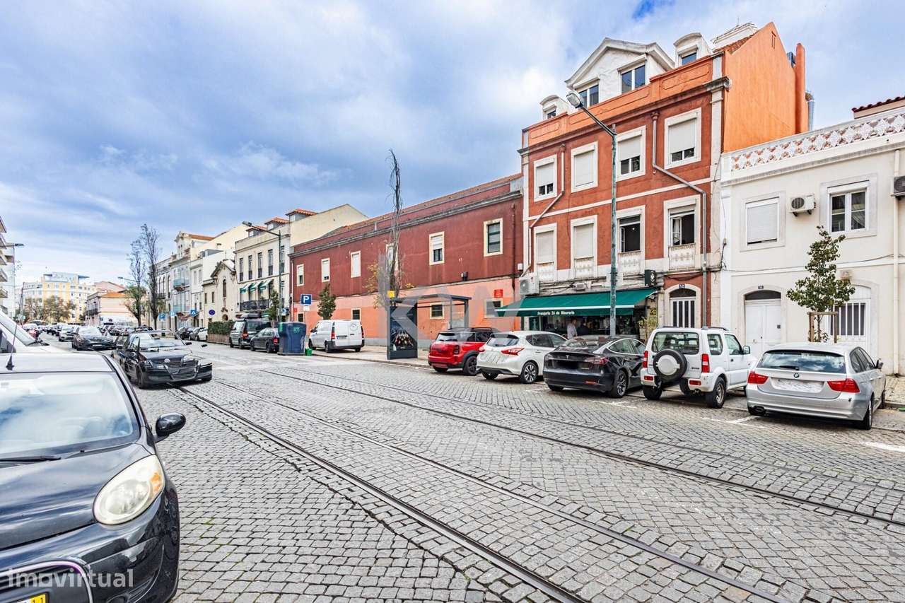 Prédio com três andares para Habitação e um Rés do chão para Comércio - Grande imagem: 5/60