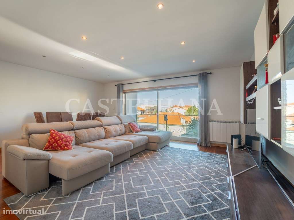 Moradia T4+1 com jardim, terraços e garagem privada, próxima a Mari... - Grande imagem: 4/48