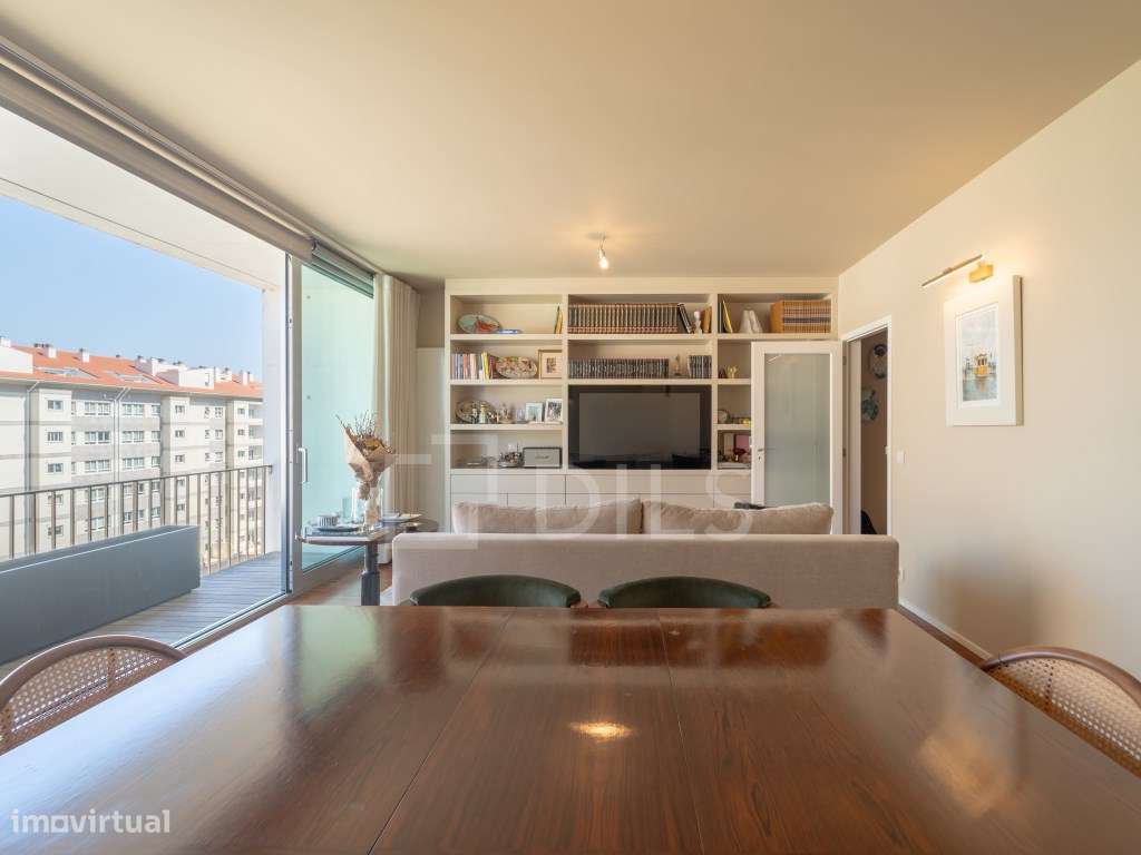 Apartamento T2 com varandas e garagem-0