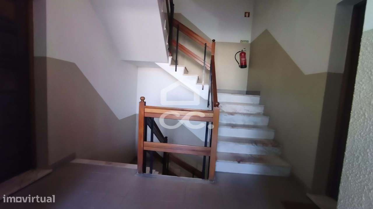 Apartamento tipo T-3 em zona central da cidade.-15