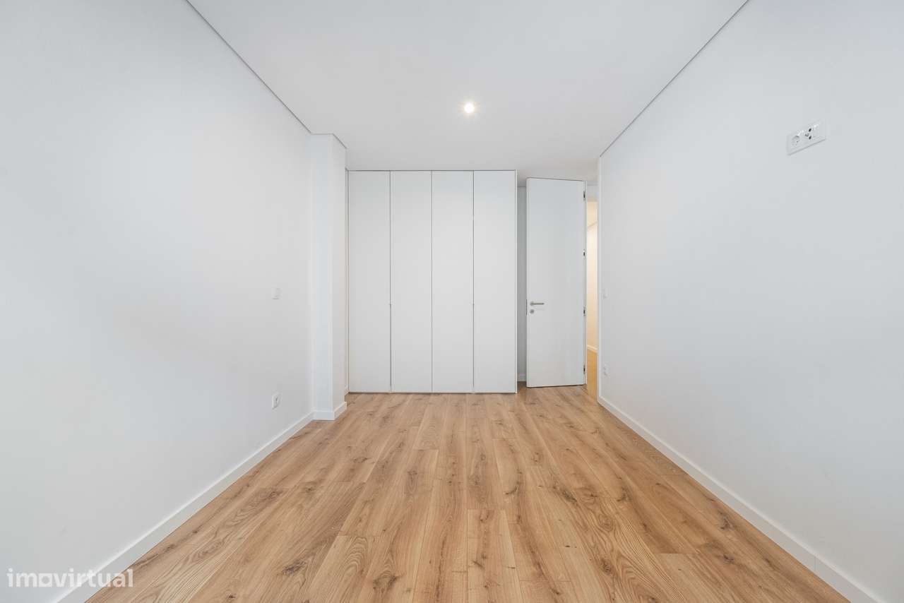 Apartamento T3 Renovado em Braga – Localização Premium com Terraço-12
