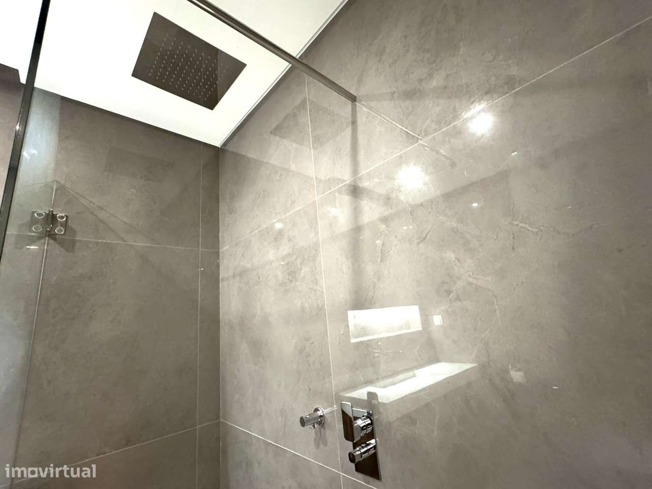 Apartamento T3 novo com estacionamento no centro de Carcavelos-27