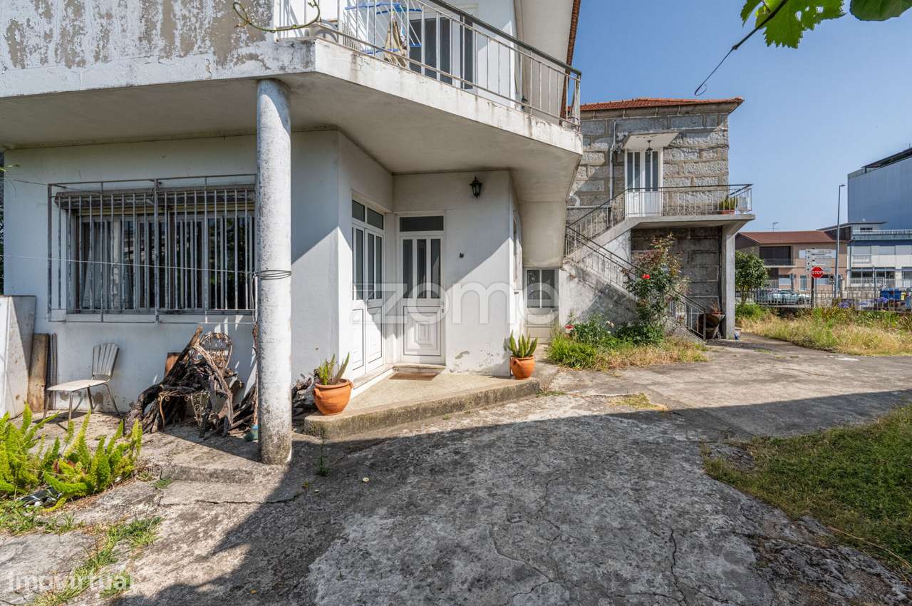 Moradia T5 4 frentes no Centro da Trofa-15