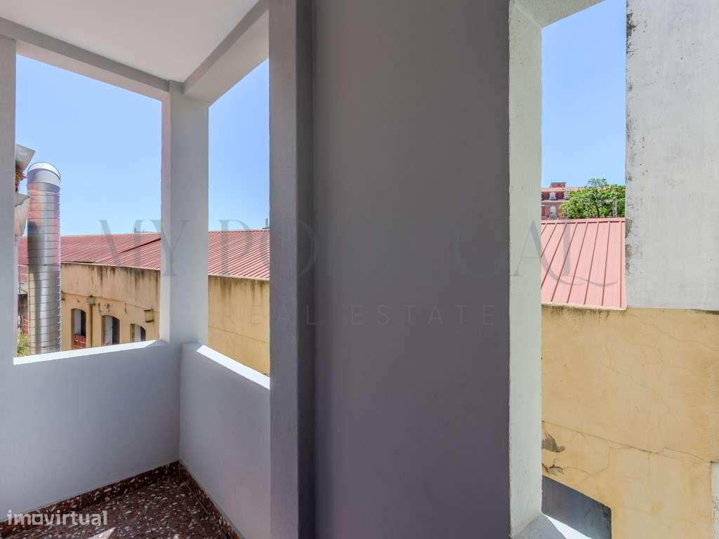 Conforto Urbano num T1 totalmente remodelado com varanda no coração...-29