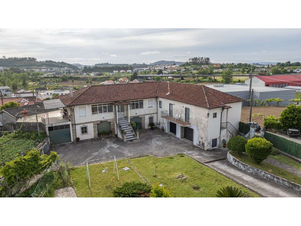 Propriedade Distinta com Piscina, Anexos, Poço de Água e Duas Fraçõ...-1