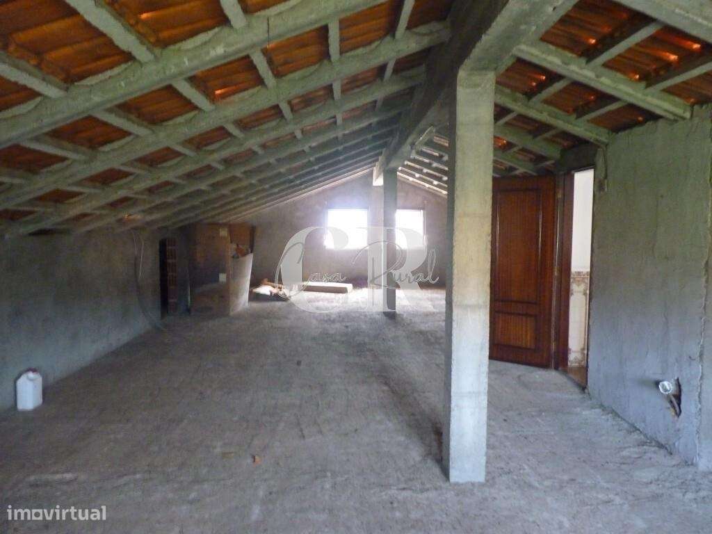 Fantástica moradia T3 com garagem e terreno generoso em Vila Facaia –-43