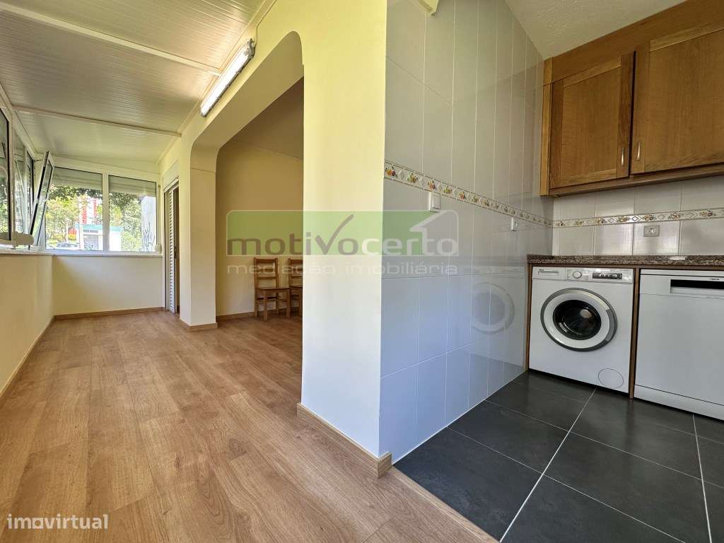 T2 em Massamá com Arrecadação e Cozinha Totalmente Equipada - Grande imagem: 4/12