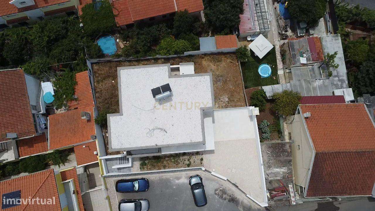 Moradia T4 de Arquitetura Moderna e Sustentável em Famões - Casal do R-40