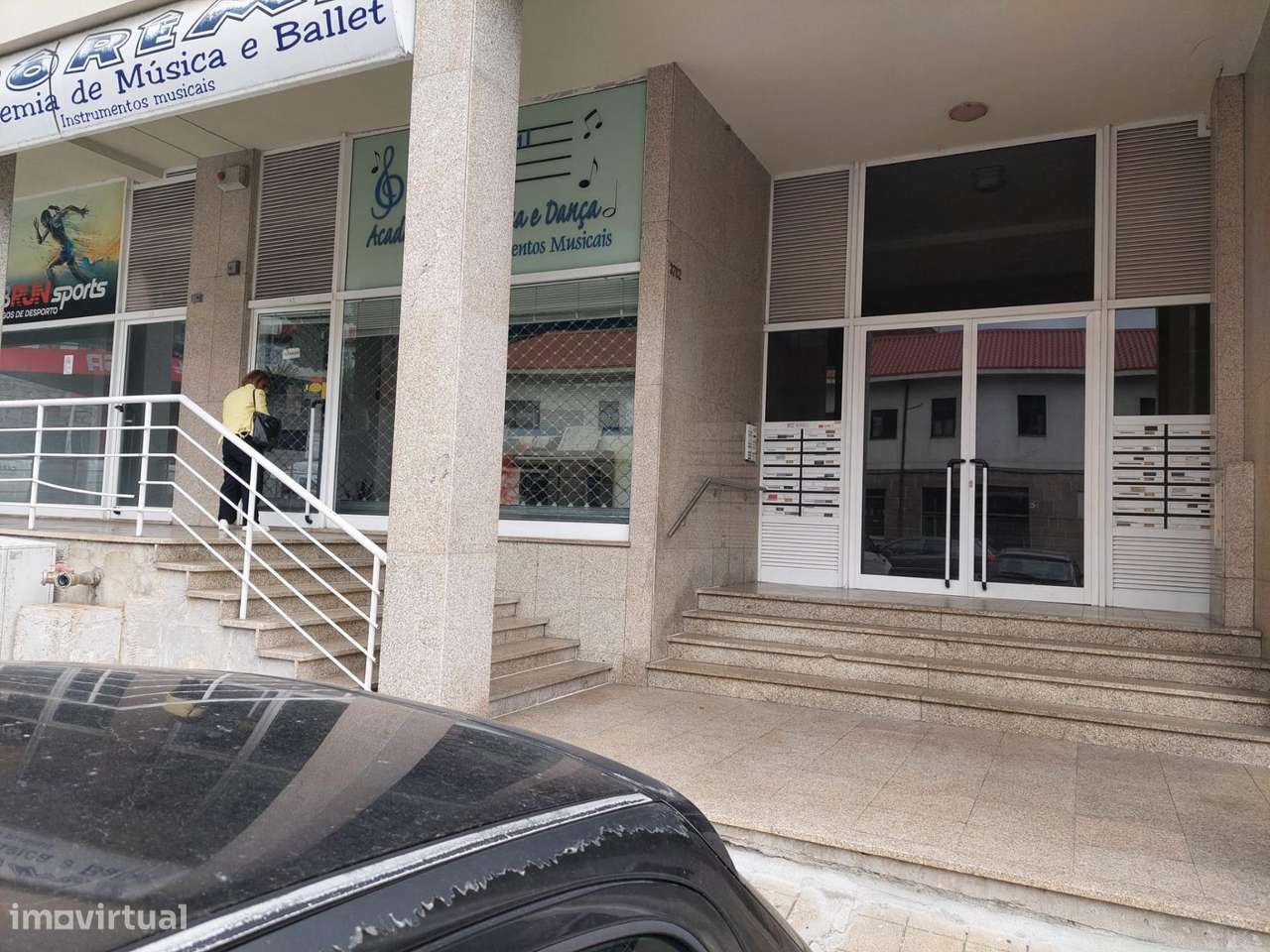 Espaço Comercial com 2 pisos para venda em Lordelo , Paredes-0