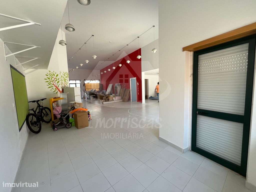 Loja com garagem, localizada na Urbanização Colina do Sol no Forte ... - Grande imagem: 5/16