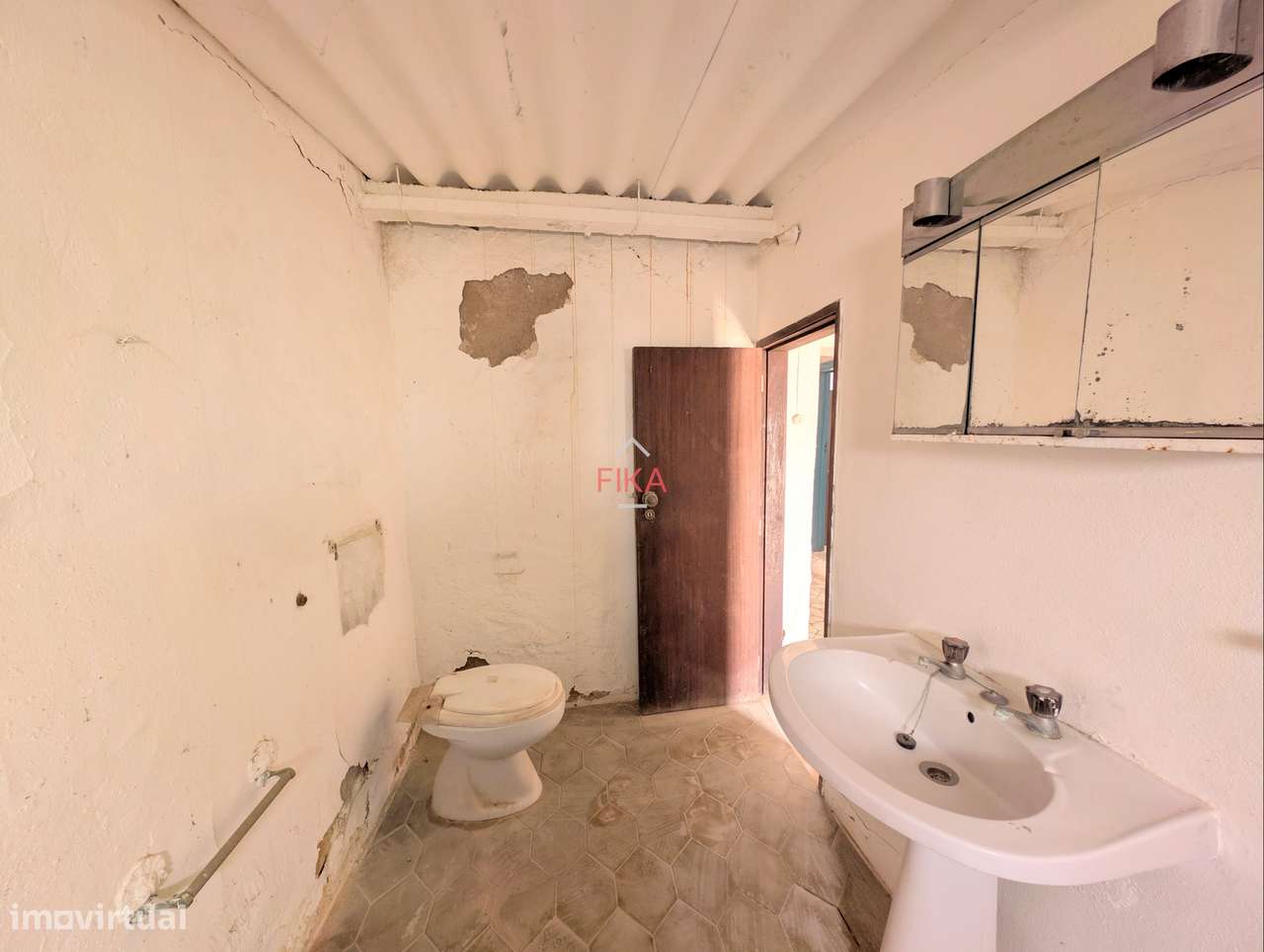 Moradia T3 para recuperação total com 679m2 de terreno-19
