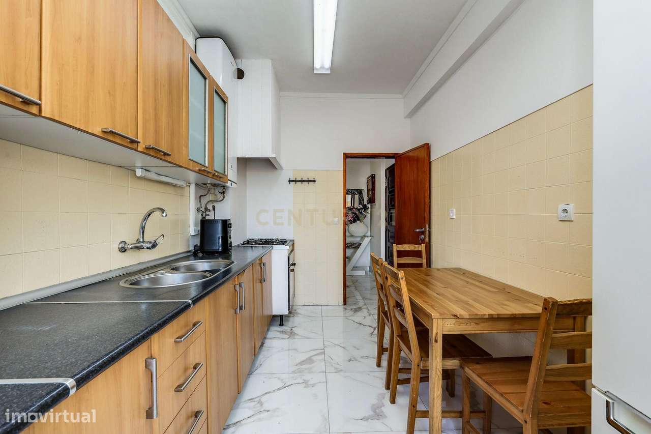 T3 com Vista Rio Desafogada e Excelente Localização em Forte da Casa-5