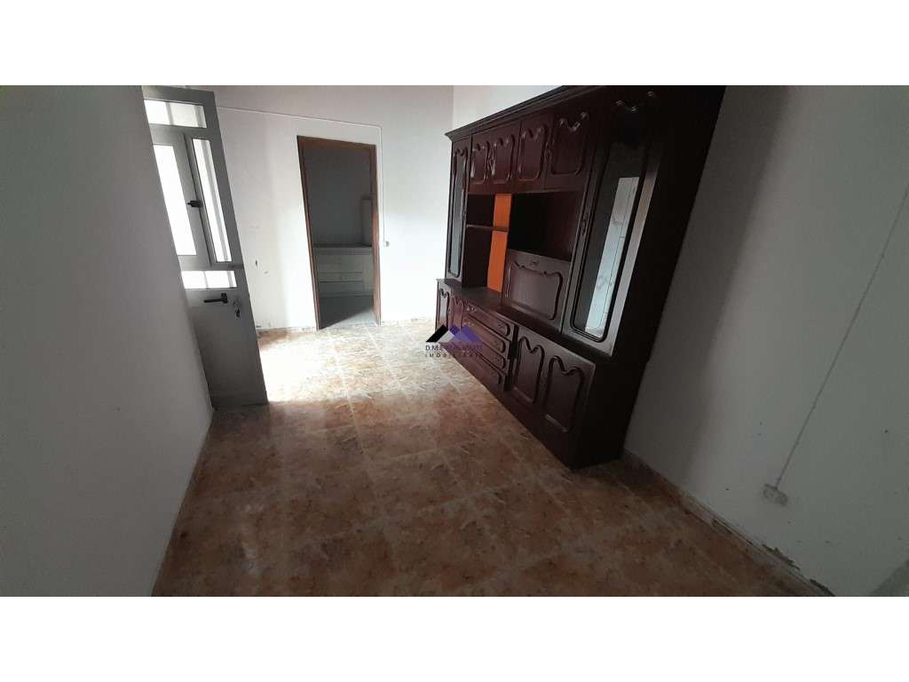 Casa Térrea para Recuperar nas Hortas com Grande Potencial-21