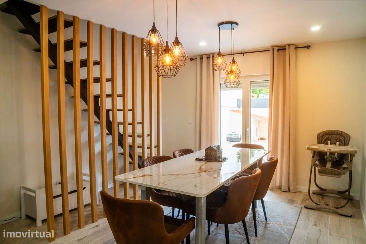 Moradia Remodelada T5 na Quinta do Conde – Pronta a Habitar!-12