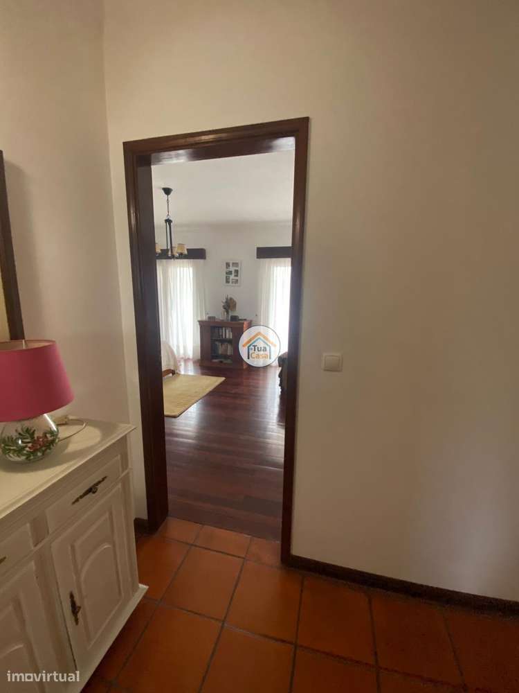 Moradia Geminada  de um dos lados do outro tem entarada e jardim em to-38