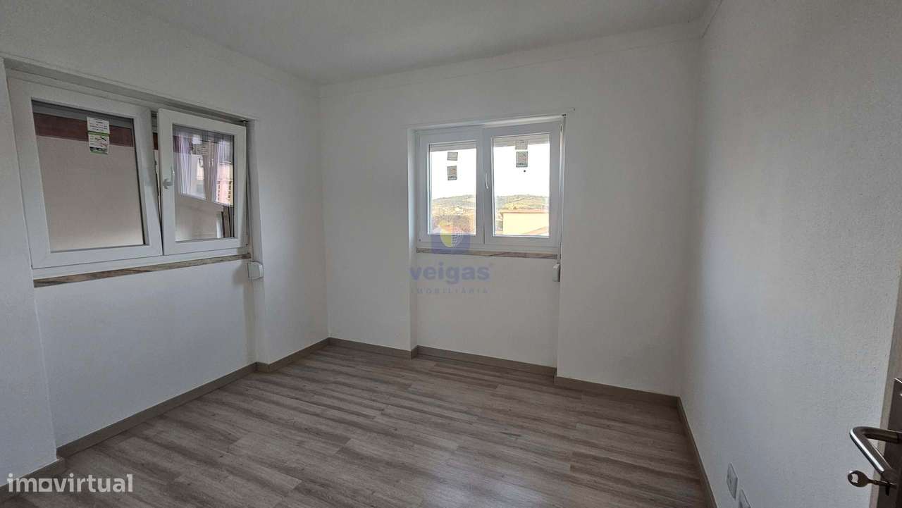 Edifício para Habitação e Comércio - Moradia T3 Renovada c/ Terraço e-19