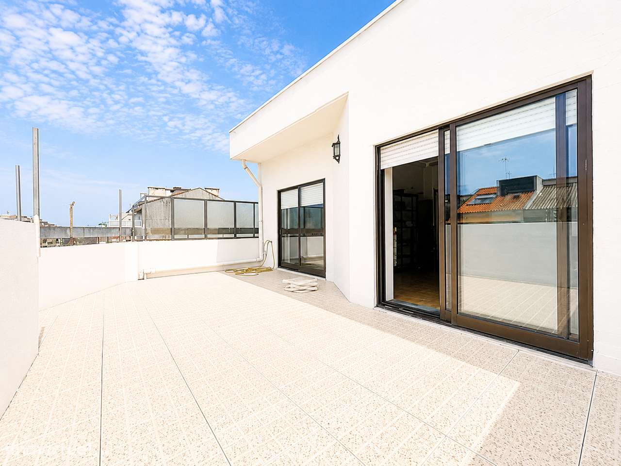 Vende-se apartamento T2 com terraço-12
