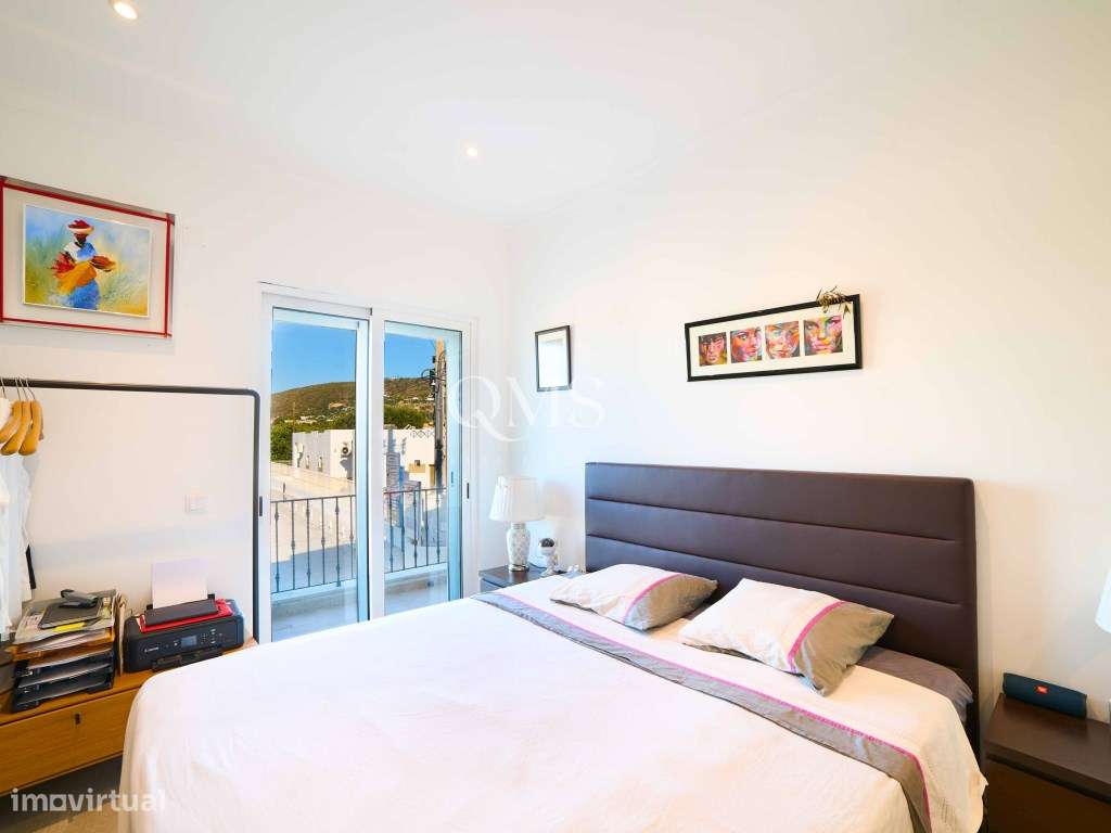 Duplex contemporâneo de três níveis em Santa Bárbara de Nexe, Algarve-12