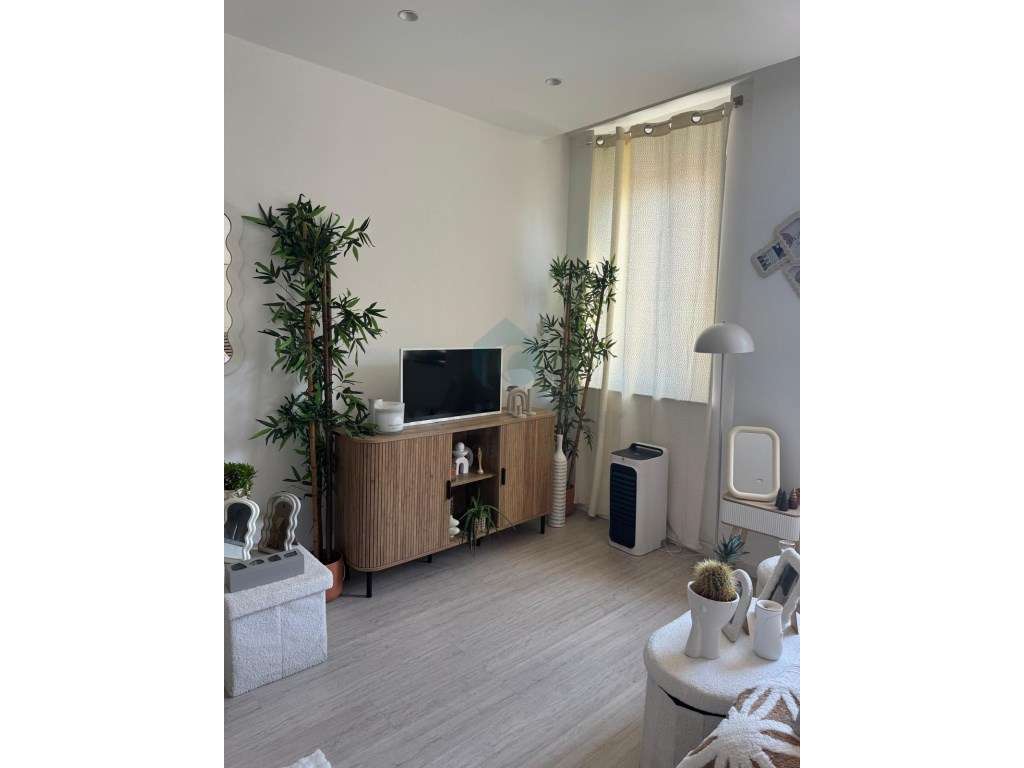 Conforto e Localização: T0 Pronto a Habitar Perto da Praia e Metro-6