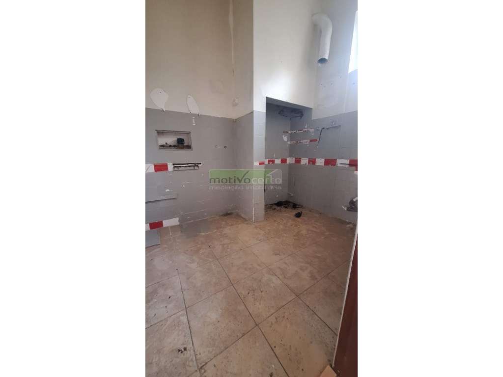 Moradia T2 com 2 Pisos no Coração de Campolide, Lisboa-17