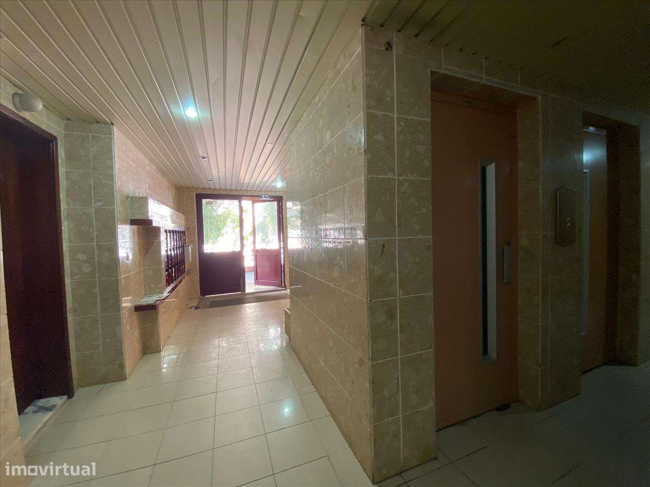 APARTAMENTO T3 OCUPADO ILEGALMENTE, EM PROCESSO JUDICIAL - Grande imagem: 4/9