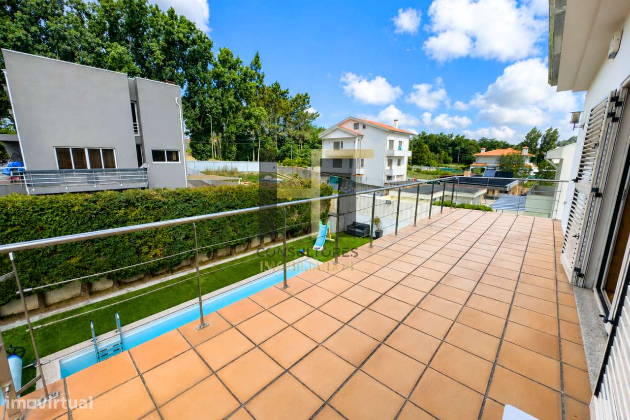 Moradia T3 | 4 Frentes | Piscina, Suite c/ Closet, Garagem 3 Carros |-14