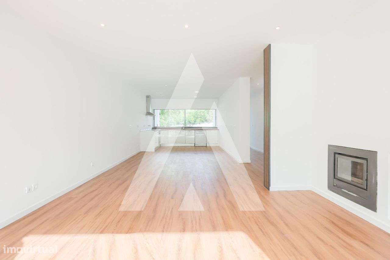 Moradia T3 +1 de arquitetura moderna e com logradouro - Grande imagem: 4/37