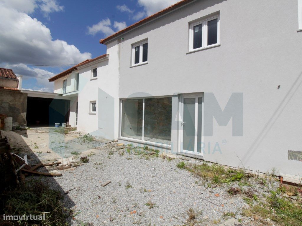 Moradia T4 com piscina e Logradouro