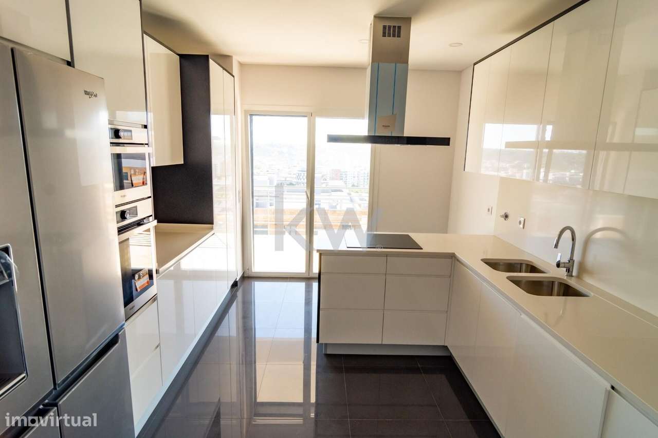 Oportunidade nas Colinas: T3 com Estilo, Luz Natural e Estacionamento-8