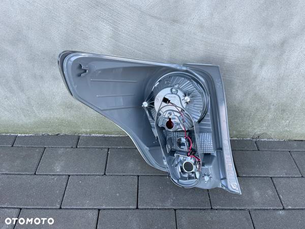 LAMPA TYLNA PRAWA TOYOTA VERSO  2009-2012 - NOWA FARBA - 2