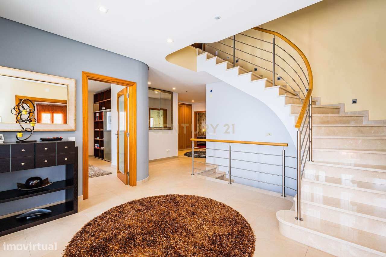 Moradia Exclusiva com Piscina, Jardim e Áreas Amplas-19