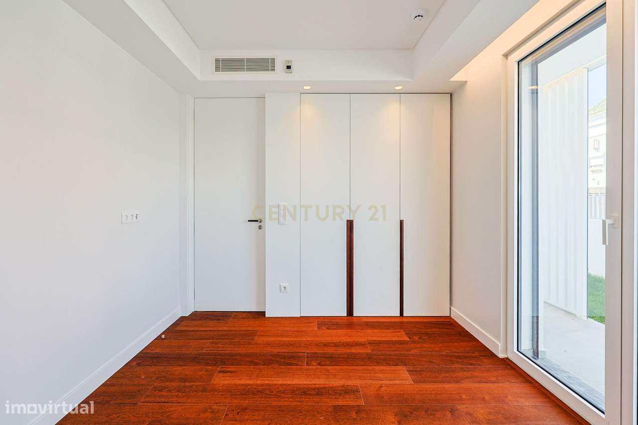 Moradia T5 com Piscina e Domótica - Nova Construção na Charneca da Cap-5